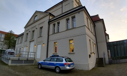 Zu einem Polizeieinsatz kam es am Montagabend am Lessingtheater. Fotos: Werner Heise