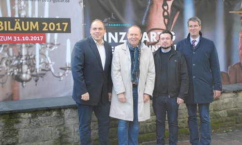 Oberbürgermeister Dr. Oliver Junk, Mathias Derlin (Geschäftsführer Goslar Marketing GmbH), Gerhard Lenz (Geschäftsführer Weltkulturerbe Rammelsberg) und Giovanni Graziano    (Ratsherr) präsentieren die Banner. Fotos: Goslar Marketing GmbH