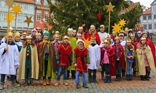 Die Sternsinger 2020 vor der Friedenstanne auf dem Stadtmarkt. Bürgermeister Thomas Pink hat den Segen für das Rathaus stellvertretend entgegengenommen. Foto: Stadt Wolfenbüttel