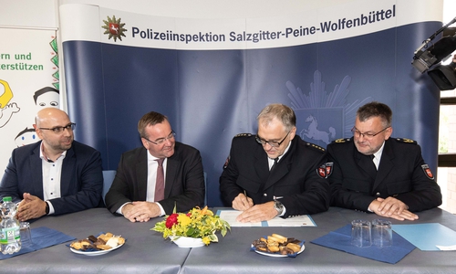 Von links: Stadtrat Eric Neiseke, Innenminister Boris Pistorius, Volker Warnecke, Leiter Polizeiinspektion Salzgitter/Peine/Wolfenbüttel und Roger Fladung, Vizepräsident Polizeidirektion Braunschweig bei der Unterzeichnung des Vertrags. Foto: Rudolf Karliczek