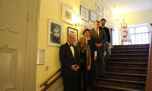 Dr. Wolfgang M. Müller, Petra Eickmann-Riedel, Margit Richert, Reinhard Deitmar und Timo Löffler präsentieren das neue Galeriesystem im Treppenaufgang des Herrenhauses. Foto: Max Förster