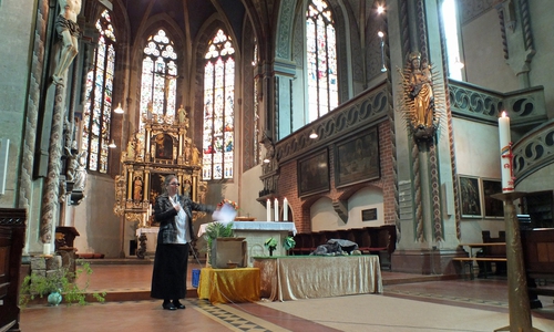 In St. Stephani war zwischen dem Jesus am Kreuz und der gekrönten Maria mit Kind die Szenerie der Auferstehung aufgebaut. Foto: Achim Klaffehn