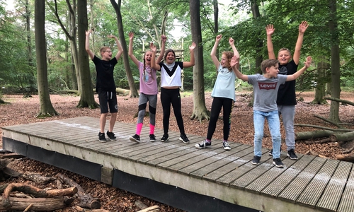 Die Kinder auf dem Erlebnispfad am Zweidorfer Holz

Foto: Niedersächsische Landesforsten