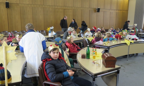 Wie der Landkreis berichtet, kamen etwa 40 Mädchen und Jungen im Alter von fünf bis 17 Jahren und brachten neben dem Segen auch den Stern von Bethlehem. Foto: Landkreis Wolfenbüttel