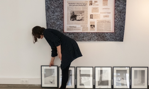 Die Künstlerin Susann Dietrich beim Zusammenstellen der Ausstellung im Kreismuseum Peine. Fotos: Kreismuseum Peine