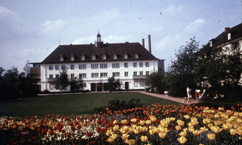 Blick über den Robert-Koch-Platz in den 1950er Jahren. Foto: unbekannt/ Quelle: Institut für Zeitgeschichte und Stadtpräsentation der Stadt Wolfsburg.