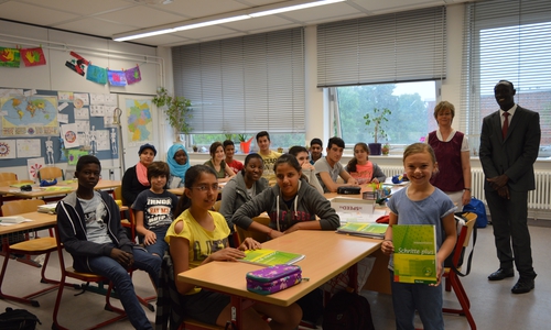 Im Bild rechts: Ida Schuchhardt spendet Lehrbücher. Dahinter: Lehrerin Cora Kruse und Dolmetscher Samuel Serefino. Foto: Margit Richert