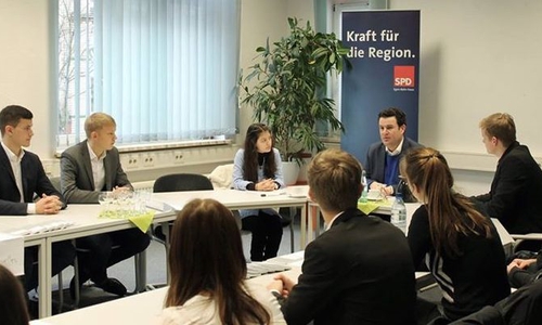 Die Schüler sprachen mit Hubertus Heil über Chancengleichheit. Foto: SPD