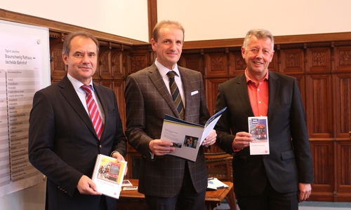 Ulrich Markurth, Hennig Brandes und Jörg Reincke, bei der Vorstellung der Änderungen (von links) Foto: Braumann