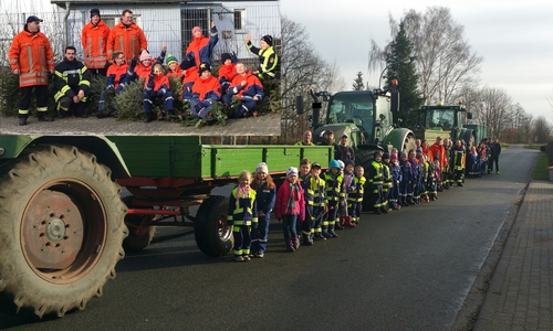 Auch in diesem Jahr sammeln die Jugendfeuerwehren der Samtgemeinde Velpke wieder die alten Weihnachtsbäume ein.

Foto: Samtgemeinde Velpke