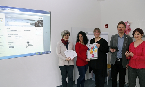 Ob auf dem stationären Rechner oder über Tablet und Smartphone - wer einen Leseausweis der Stadtbücherei Wolfenbüttel besitzt kann ab sofort ohne Zusatzkosten in ausgewählten Munzinger-Datenbanken recherchieren. Stadtbüchereileiterin Sigrid Schaper, Daniela Bergmann-Baczynski, Meike Buthmann, Schulamtsleiter Norbert Fricke und Kulturbüro-Leiterin Alexandra Hupp stellten jetzt das neue Angebot vor. Foto: Stadt Wolfenbüttel/RAE