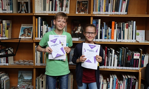 Fahren zum Landesentscheid: Maximilian Bröde (links) und Mia Gradewald). Foto: Stadtbibliothek Wolfsburg
