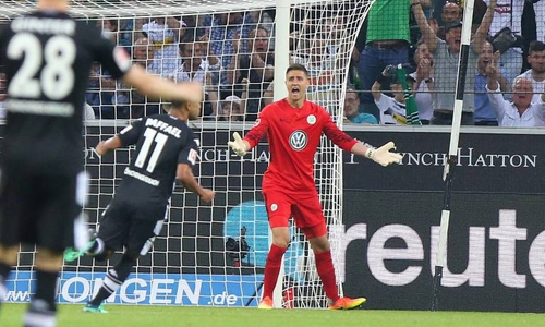Koen Casteels, der erneut Schlimmeres verhinderte, konnte mit der Leistung seiner Vordermannschaft nicht zufrieden sein. Foto: imago/regios24