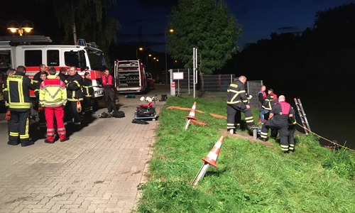 Warum der Mann mit seinem Wagen in den Kanal gerast ist, ist noch nicht geklärt. Fotos: aktuell24/DC