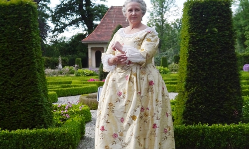 Gräfin Anna Adelheit Catharina von der Schulenburg (Rita Techen-Müller) im Barockgarten. Foto: Stadtmuseum Wolfsburg