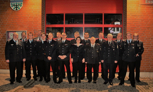 Dirk Gebauer, Olaf Kapke, Nico Gebauer, Andreas Busch, Björn Meißner, Marvin Gebauer, Ralf Sprang, Nico Scheppank, Ulrich Rautmann, Carolin Scholz, Fabian Rautmann, Ewald Striepe, Sebastian Rautmann, Rolf-Dieter Schrader, Hans-Heinrich Rautmann, Stephan Meier, Adolf Bollmohr (v. li.). Foto: Feuerwehr Essehof, Text: Dirk Gebauer