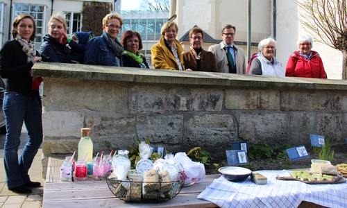 Die LandFrauen des Kreisverbandes Gifhorn präsentieren zusammen mit dem Landrat Dr. Andreas Ebel und Christine Gehrmann, Gleichstellungsbeauftrage des Landkreises, eine Auswahl der Leckereien, die sie auf dem Kräutermarkt anbieten werden. Fotos: Sandra Zecchino