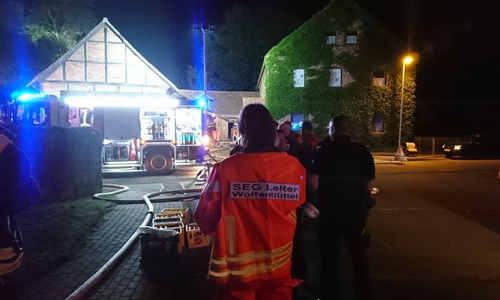 Bei einem Brand in Winnigstedt unterstütze die DRK-SEG die eingesetzten Brandbekämpfer. Im Hintergrund die Fahrzeuge des DRK. Foto: DRK