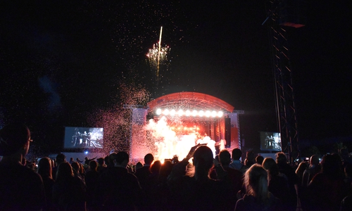 NDR2 hat eingeladen und 36.000 Musikfans kamen zum Exer. Es wurde friedlich bis in die Nacht bei bester Stimmung gefeiert. Foto: Annabell Pommerehne