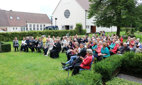  Viele interessierte Besucher lauschten der Andacht und den Gastrednern. 