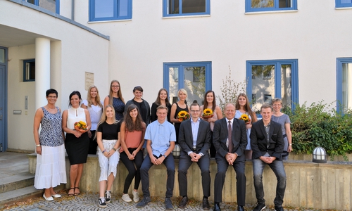 Die Absolventinnen des Prüfungsjahrganges 2018 und die neuen Nachwuchskräfte des Landkreises Helmstedt mit Landrat Gerhard Radeck (vorn, 2. v. rechts), der Leiterin der Personalabteilung Susanne Werner (links) sowie der Ausbildungsbeauftragten Henrike Hecht (hinten rechts). Foto: Landkreis Helmstedt