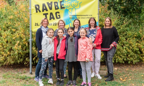 Organisatorin Swantje Strauß, Rektorin Heidi Brackmann, Anja Sander vom Förderverein Wilhelm-Raabe-Schule, Sabrina Beltrami und Claudia Schneider vom Organisationsteam der Schule und die Schüler freuen sich auf den Raabetag. Foto: Tanja Bischoff
