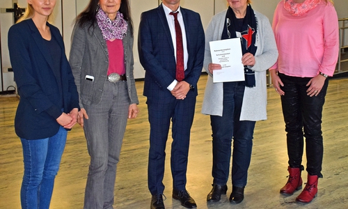 Stellten die gemeinsame Rahmenkonzeption „Schulsozialarbeit und Soziale Arbeit“ vor: (von links): Irina Sauerwald (Teamkoordination Schulsozialarbeit, Stadt Salzgitter); Dr. Roswitha Krum (Fachdienstleiterin Kinder, Jugend und Familie, Stadt Salzgitter); Alp Turan (Schulfachlicher Dezernent Landesschulbehörde); Erste Stadträtin Christa Frenzel (Stadt Salzgitter); Nadja Koszudowski (Bildungskoordinatorin). Foto: Stadt Salzgitter