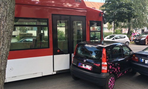 Auf der Siegfriedstraße sind am Montag ein Auto und eine Straßenbahn kollidiert. Fotos: Alexander Dontscheff