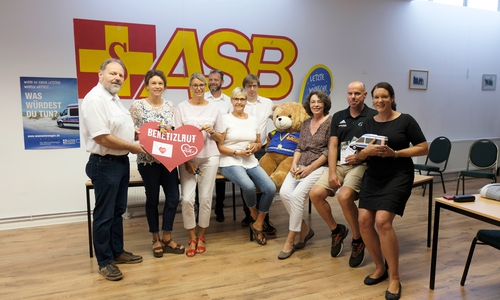 Bei der Spendenübergabe war die Freude beim ASB groß. Foto: Landkreis Helmstedt