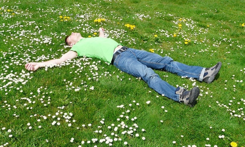 Der Frühjahrsmüdigkeit sollte man sich nicht einfach so hingeben: Sonne tanken ist angesagt. Symbolbild: Pixabay