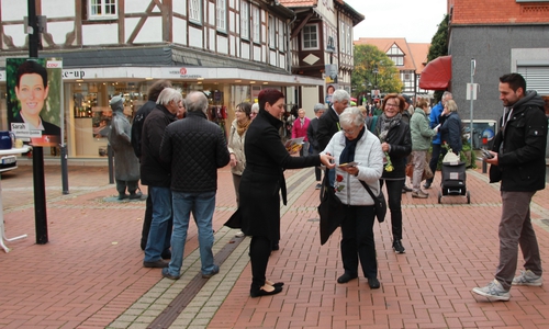 CDU Landtagskandidatin Sarah Grabenhorst-Quidde verteilt kleine Präsente an die Einwohner. Foto: H. Verstegen