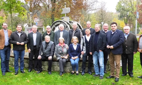 Das Foto zeigt den CDU-Kreisvorstand in einer Tagungspause mit dem Kreisvorsitzenden Frank Oesterhelweg, MdL, (stehend, 6. von li.), dem CDU-Behindertenbeauftragten Thomas Hornig (4. von links) und dem Vorsitzenden der CDU-Kreistagsfraktion Uwe Lagosky, MdB (2. von links). Foto: CDU Kreisverband