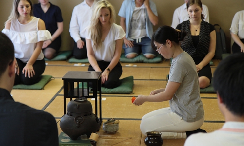 Auch eine Teezeremonie will von den Ostfalia-Studierenden mit Japaninteresse gelernt sein.
