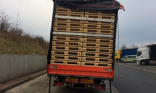 In arger Schieflage und mit mangelhaften Bremsen - Lastwagen mit defektem Druckluftsystem. Foto: ots