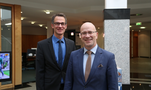 Daniel Dormeyer, Pressesprecher, und Stefan Honrath, Leiter der Direktion Peine, von der Volksbank BraWo erläutern die Veränderungen im Peiner Geschäftsstellennetz.  
Foto: Volksbank BraWo