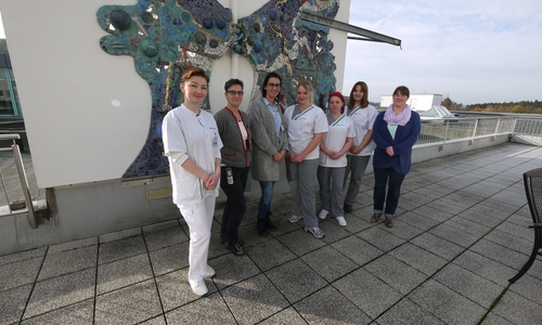 Gruppenbild zum Abschluss des Projekts: Assistenzärztin Oksana Takadzhi, stellvertr. Pflegedirektorin Martina Trübel,  Lehrerin Aline Reinecke, Schülerinnen Carolin Lappich, Lisa Fleckenstein, Sirin Döring, Lehrerin Kathrin Schobeß Foto: Asklepios Kliniken Schildautal