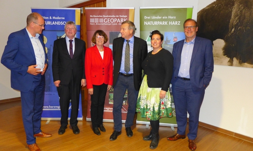 Vertreter der ordentlichen Mitglieder des Regionalverbandes Harz im Reit- und Sporthotel Nordmann in Stangerode. In Vertretung für Oberbürgermeister Frank Ruch nahm Wolfgang Scheller, stellvertretender Oberbürgermeister (3. v. r.), an der Mitgliederversammlung teil. Foto: Dr. Klaus George