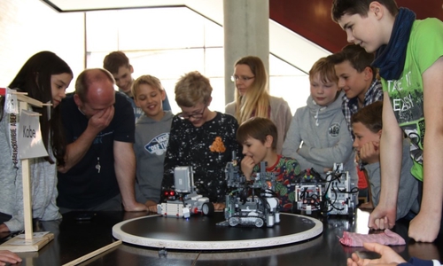 24 selbstgebaute Lego-Roboter traten im Gymnasium im Schloss gegeneinander an. Foto: privat