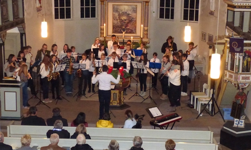 Die Bläsergruppe des Theodor-Heuss-Gymnasiums gestaltet mit mehr als 30 Mitgliedern einen Teil des Weihnachtskonzertes des Lions Club Wolfenbüttel. Fotos: Lions Club Wolfenbüttel