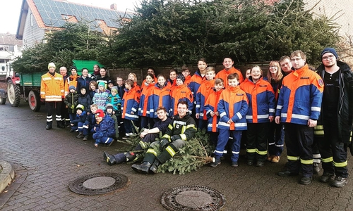 Die Tannenbäume der Halchteraner wurden von der Kinder- und Jugendfeuerwehr mit tatkräftiger Unterstützung der Einsatzabteilung eingesammelt. Foto: Svenja Hoppe