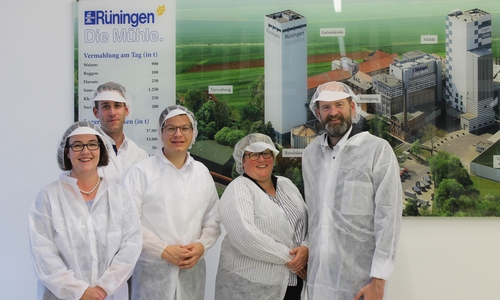 Susanne Schütz, Arne Glomb, Björn Försterling, Susanne Huck und Ingo Schramm (v.l.) haben – natürlich in entsprechender Kleidung – die Mühle Rüningen besichtigt. Foto: Christina Balder
