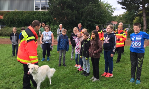 Stefanie Gypps und Schäferhund-Mischling „Bailey“ veranschaulichen die Rettungshundeausbildung. Fotos: AGG Goslar