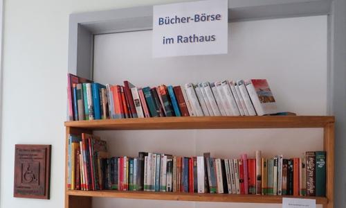 Die Bücher-Börse wird gut genutzt. Foto: Gemeinde Lehre