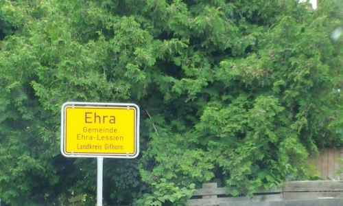 Der Ortseingang von Ehra. In der Nähe liegt der ehemalige Truppenübungsplatz, auf dem sich die Übergriffe ereignet haben sollen.