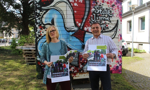Sylke Troch und Stephan Fabriczek machen Werbung für den neuen Wolfenbütteler Ferienkalender. Foto. Alexander Dontscheff