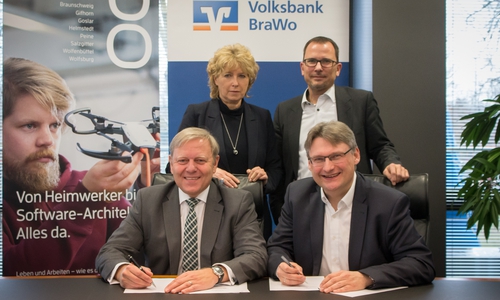 Jürgen Brinkmann (Vorstandsvorsitzender Volksbank BraWo) und Dr. Frank Fabian (Geschäftsführer Allianz für die Region) unterzeichnen die Sponsoringvereinbarung. Bei ihnen sind Claudia Kayser (Leiterin Direktion Wolfsburg  der Volksbank BraWo) und Thomas Klein (Leiter Geschäftsstelle Regionalmarketing bei der Allianz für die Region) Foto: Werner Heise