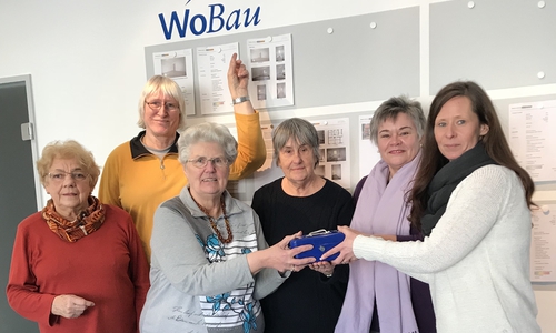Diana Nimmich (rechts) überreicht die Kasse an die Vertreterinnen der LeNa: (weiter von rechts) Susanne Herweg, Gudrun Morsbach, Gerda Fricke, Rita Kujau und Helga Schild. Foto: WoBau