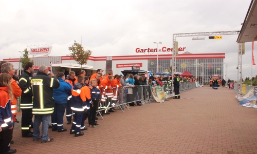 Insgesamt 2.215 Euro kamen beim Feuerwehr-Pulling am Samstag an Spendengeldern zusammen. Foto: Anke Donner