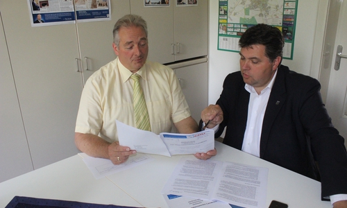 Gemeinsam mit seinem Stellvertreter Uwe Schäfer, stellte der CDU-Kreisvorsitzende Frank Oesterhelweg die wesentlichen Punkte des Wahlprogramms vor. Foto: Anke Donner 
