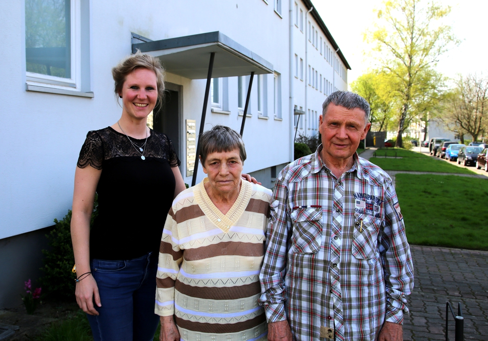 v.l.: Eine Vertreterin der VWI mit den beiden aufmerksamen Nachbarn Valentina und Ernst Hartmann. Foto: VWI